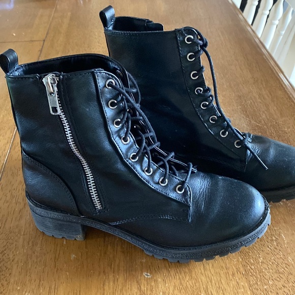 Woman’s size 6 Black boot - Picture 1 of 5